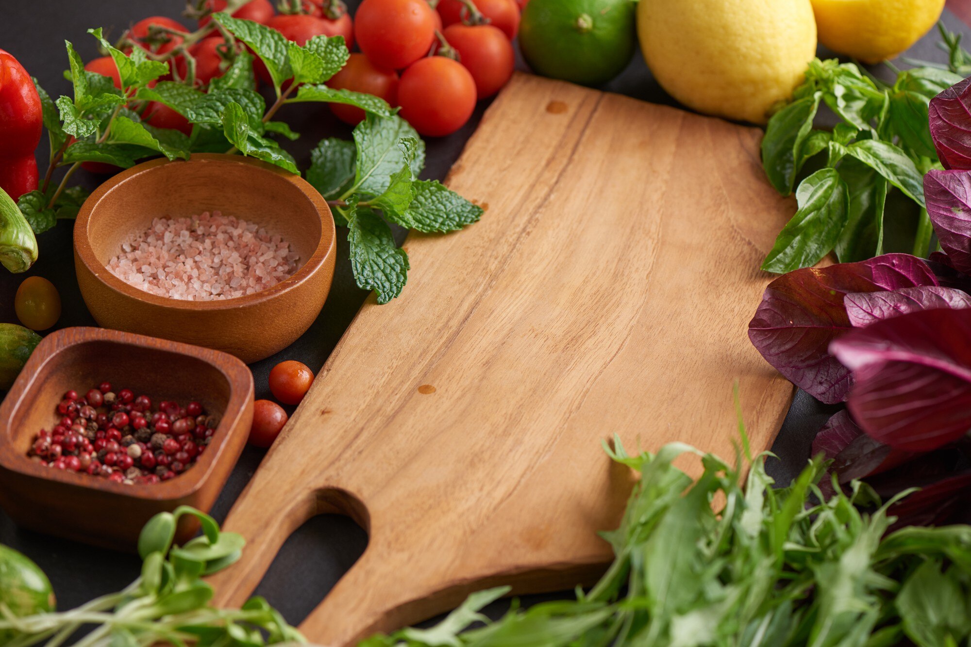 Ingredientes frescos y naturales sobre superficie de madera